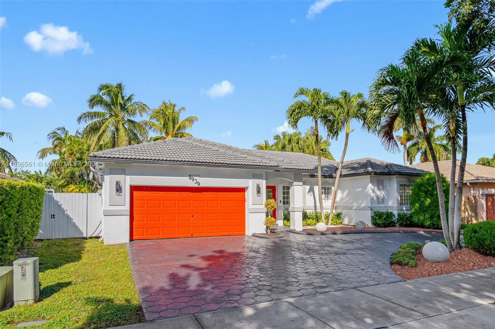 Real estate property located at 8939 165th Ter, Miami-dade, Royal Garden Estates, Miami Lakes, FL