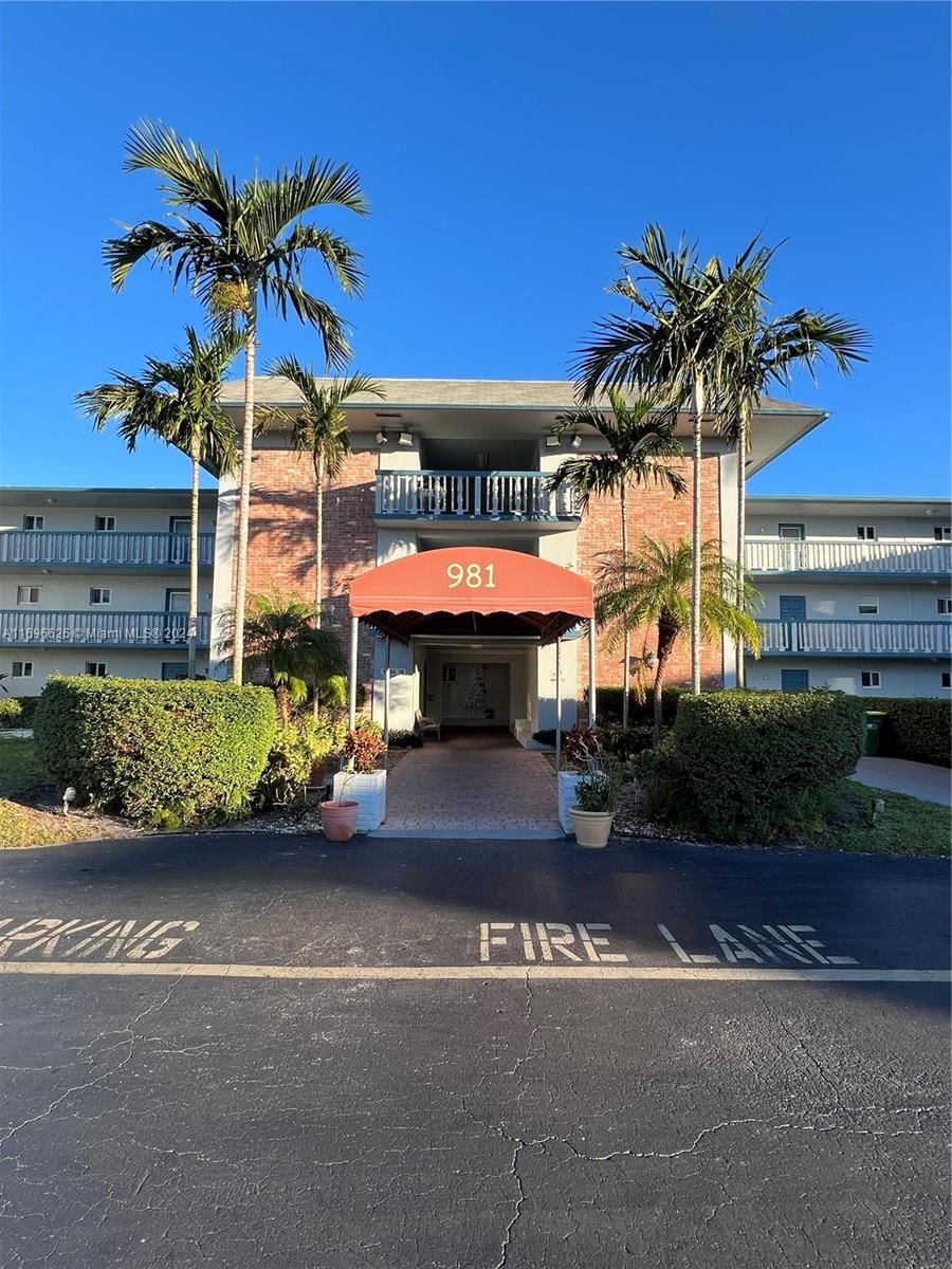 Real estate property located at 981 Hillcrest Ct #114, Broward, HILLCREST COUNTRY CLUB CO, Hollywood, FL