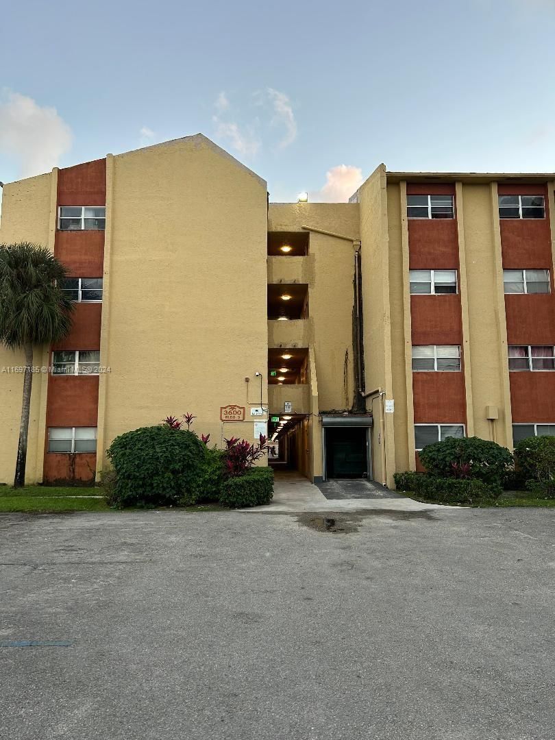 Real estate property located at 3600 21st St #101, Broward, SUNSET HILLS I CONDOMINIU, Lauderdale Lakes, FL