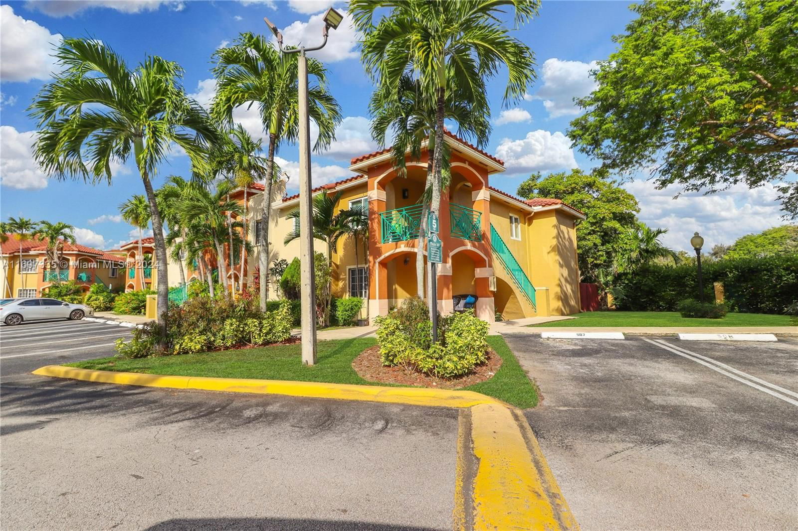 Real estate property located at 6950 174th Ter #608, Miami-Dade, BONITA GOLF VIEW TOWNVILL, Hialeah, FL