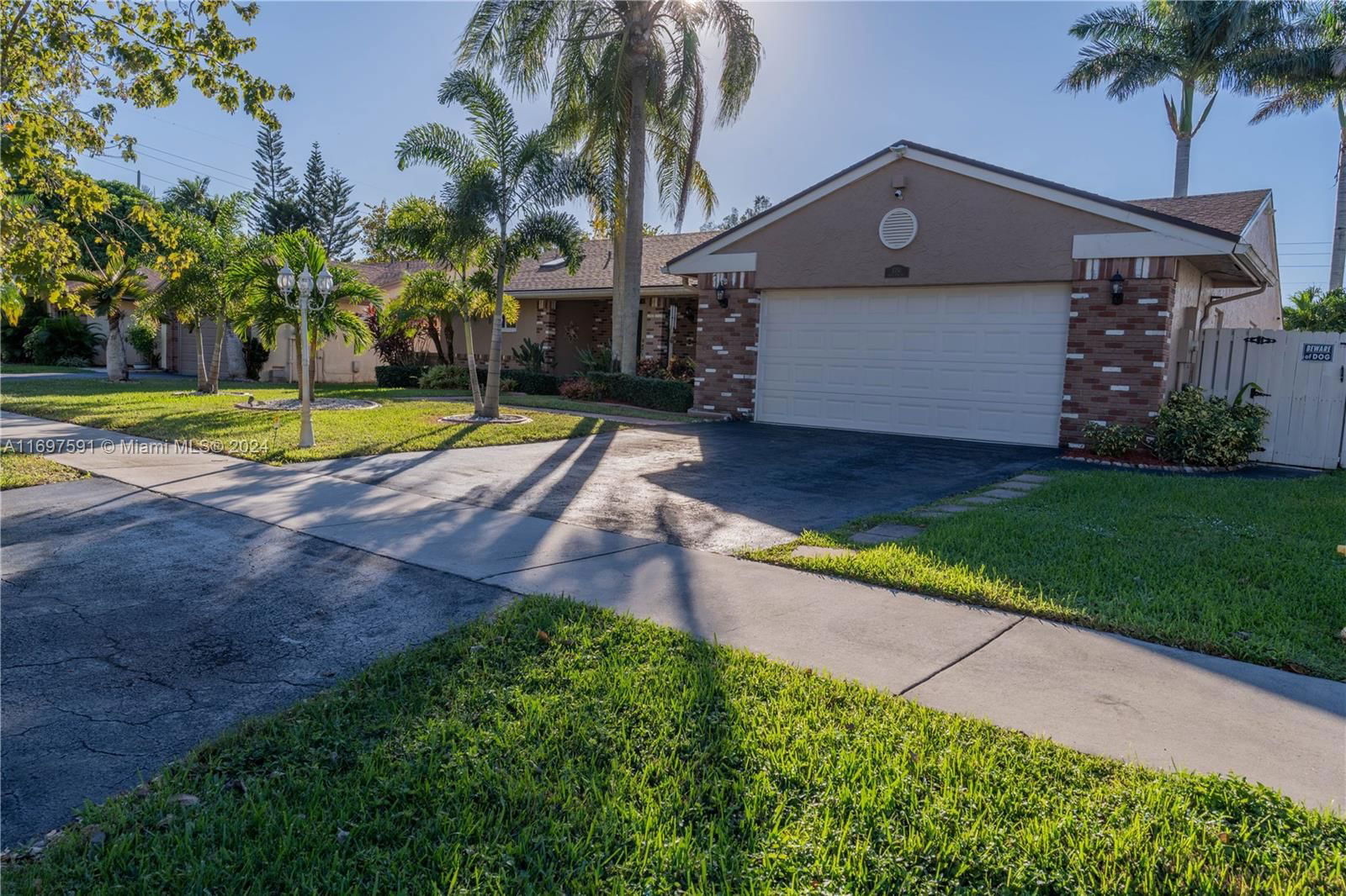 Real estate property located at 1351 White Stone Way, Broward, SHENANDOAH SECTION FOUR, Davie, FL