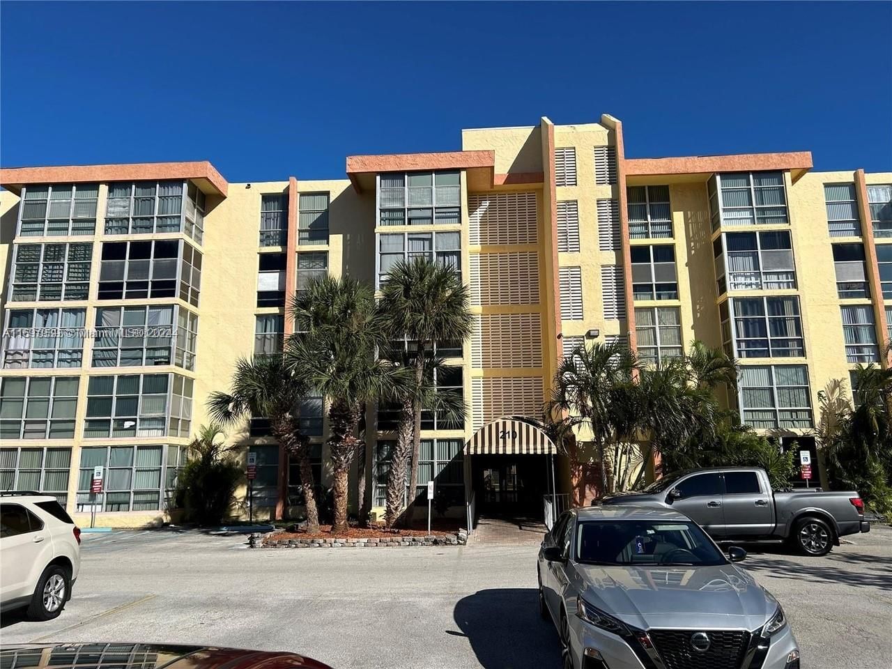 Real estate property located at 210 172 St #423, Miami-dade, Avila South Condo, Sunny Isles Beach, FL