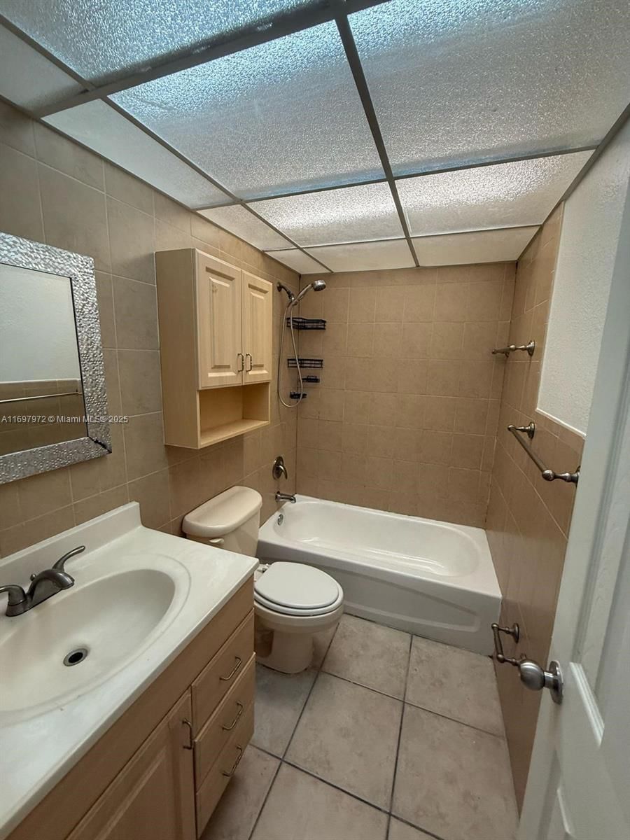 Real estate property located at 7000 186th St #4-114, Miami-dade, Coral Gate West Condo, Hialeah, FL