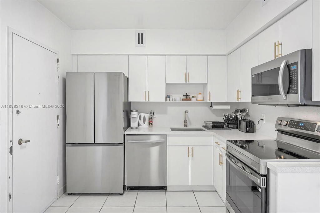 Real estate property located at 5700 Collins Ave #5B, Miami-dade, Seacoast 5700 Condo, Miami Beach, FL