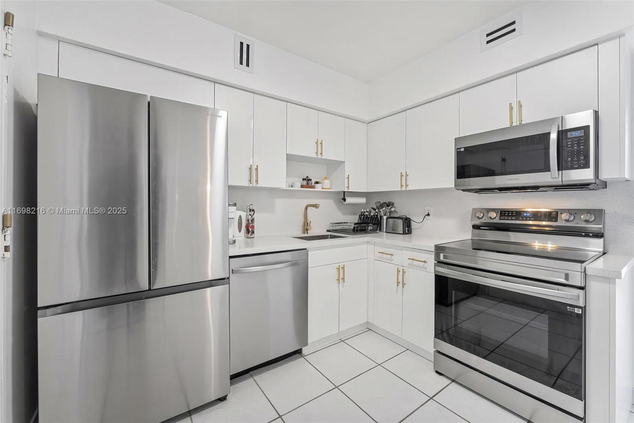 Real estate property located at 5700 Collins Ave #5B, Miami-dade, Seacoast 5700 Condo, Miami Beach, FL