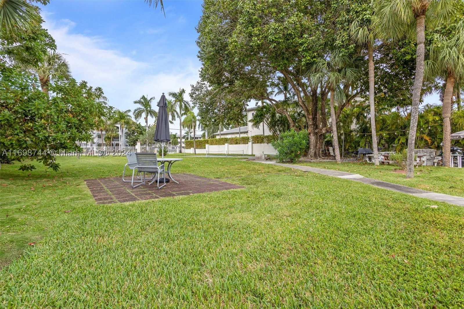 Real estate property located at 501 Blue Heron Dr #202-A, Broward, Paradise Villas Condo, Hallandale Beach, FL