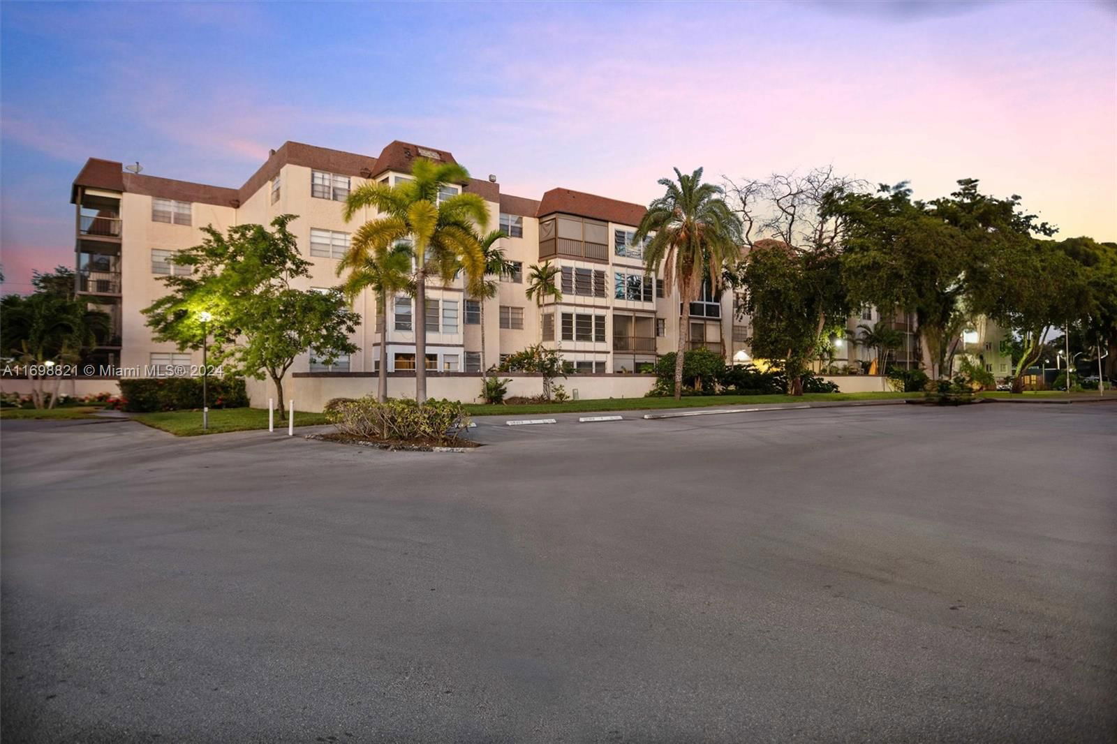 Real estate property located at 1681 70th Ave #220, Broward, OMEGA CONDO NO 1, Plantation, FL