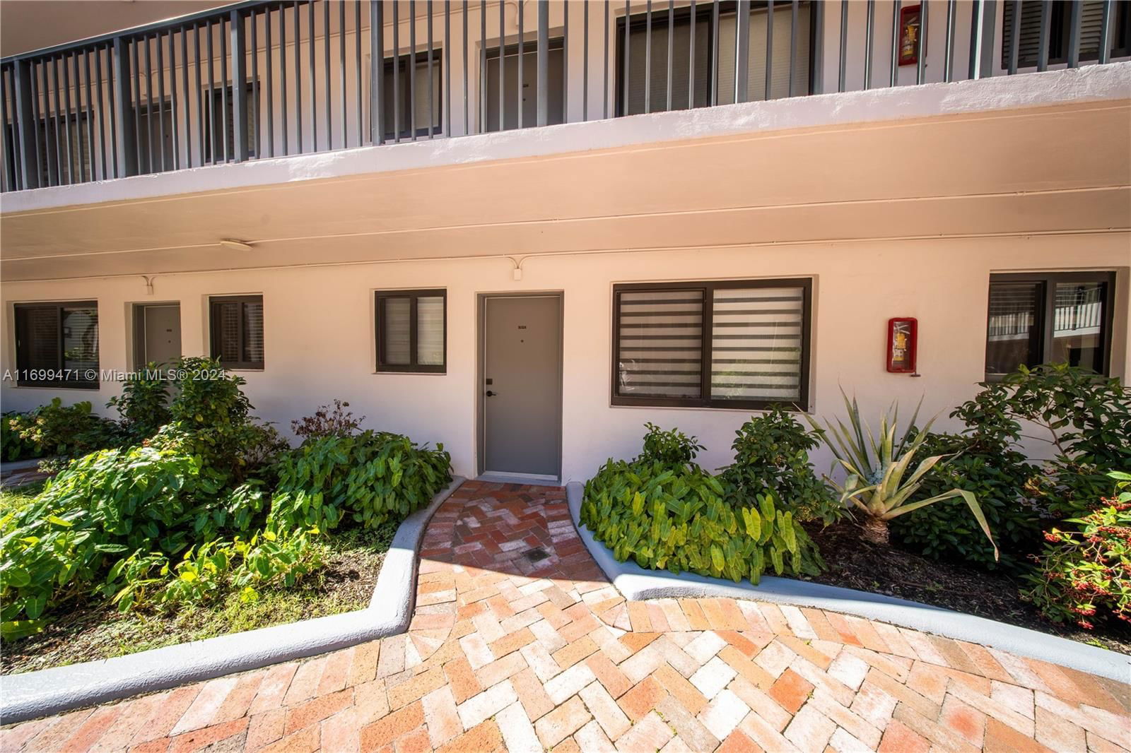 Real estate property located at 2930 Day Ave N104, Miami-Dade, COURTYARDS OF THE GROVE C, Miami, FL