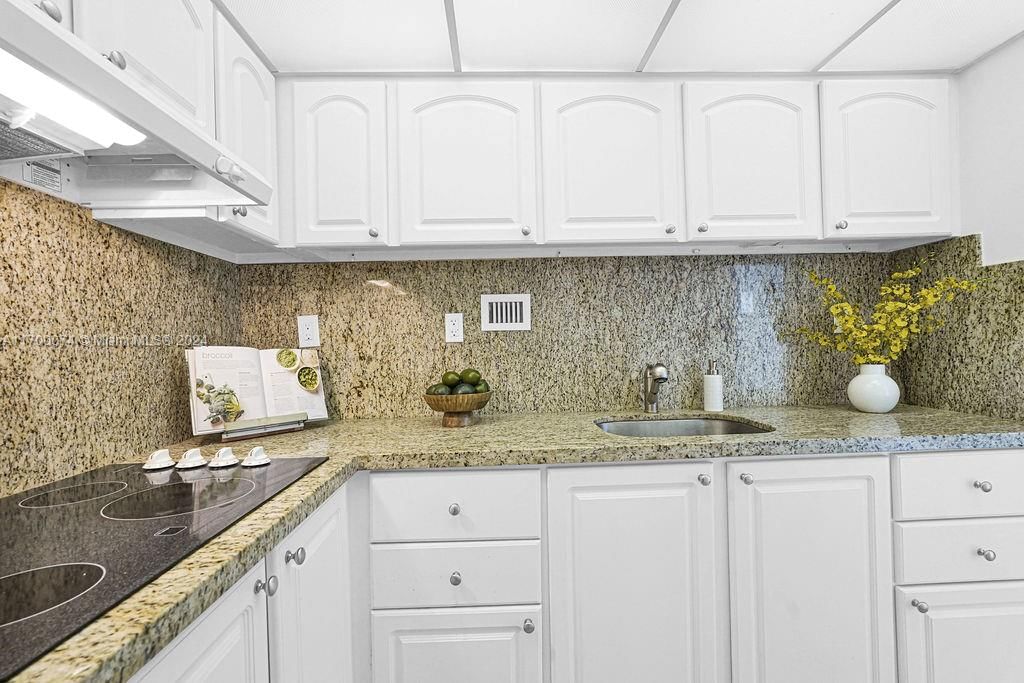 Real estate property located at 1000 West Ave #1014, Miami-dade, Mirador 1000 Condo, Miami Beach, FL
