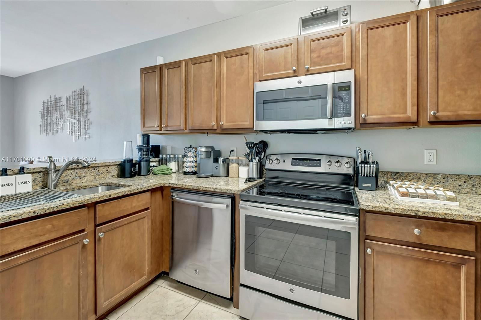 Real estate property located at 8900 97th Ave #208, Miami-dade, St Maarten At Grand Bay, Doral, FL