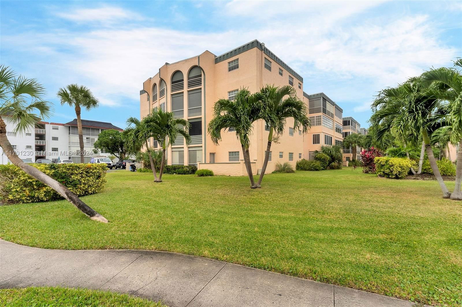 Real estate property located at 4281 41st St #220, Broward, DIAMOND CONDO, Lauderdale Lakes, FL