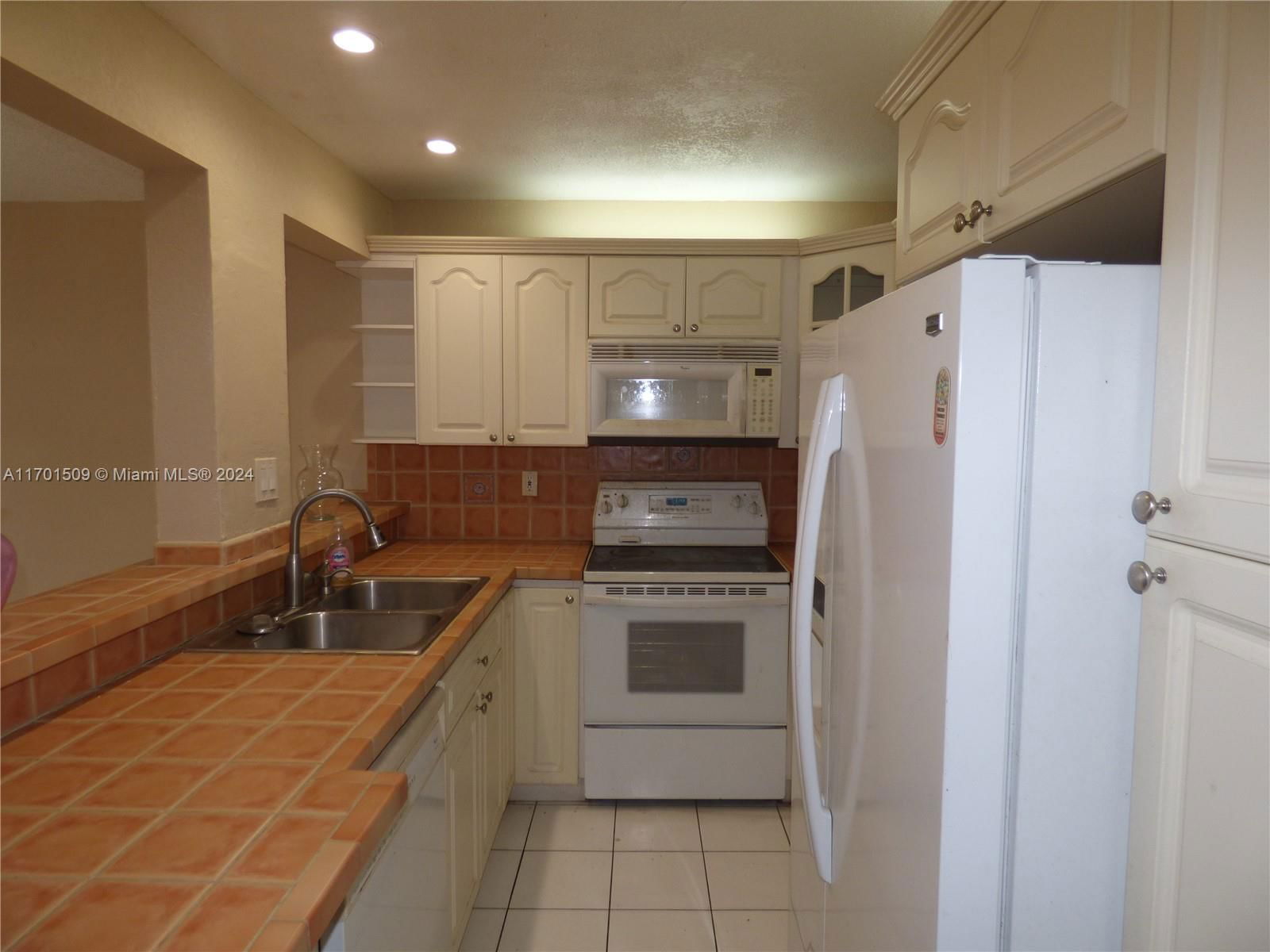 Real estate property located at 5625 20th Ave #309, Miami-Dade, WESTLAND GARDENS CONDO, Hialeah, FL