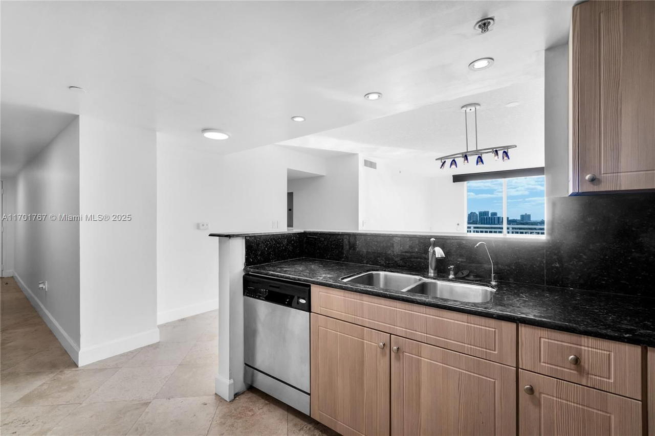Real estate property located at 3000 Coral Way #1502, Miami-dade, The Aston Condo, Miami, FL