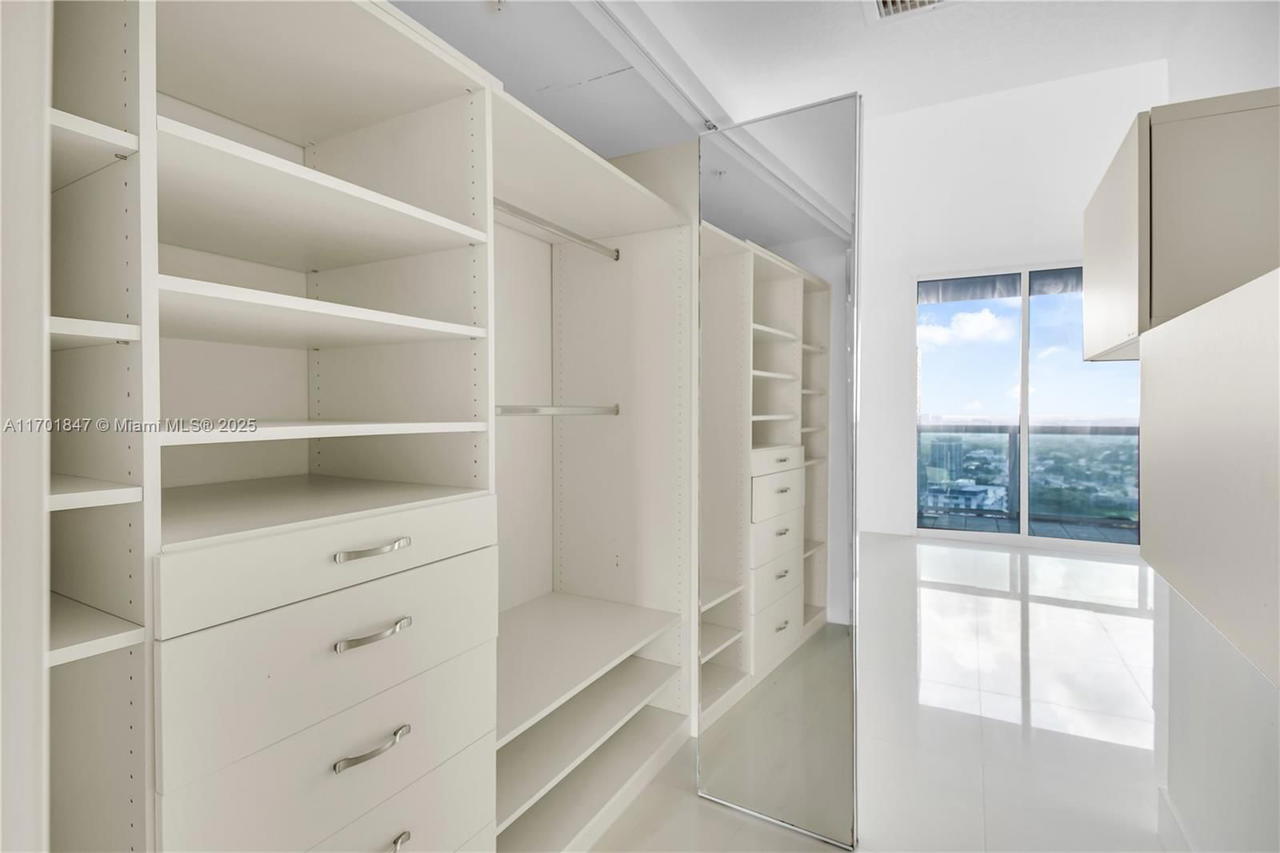 Real estate property located at 1800 Bayshore Dr #3510, Miami-dade, 1800 Club Condo, Miami, FL