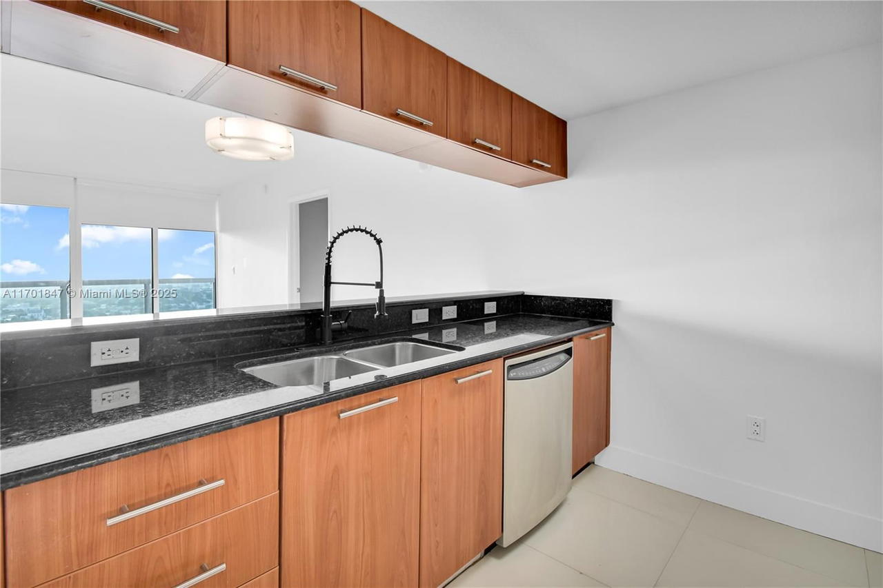 Real estate property located at 1800 Bayshore Dr #3510, Miami-dade, 1800 Club Condo, Miami, FL