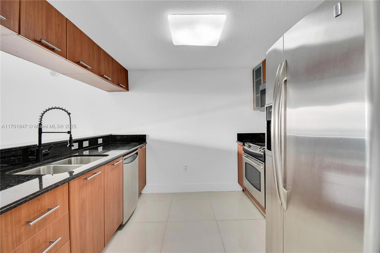 Real estate property located at 1800 Bayshore Dr #3510, Miami-dade, 1800 Club Condo, Miami, FL