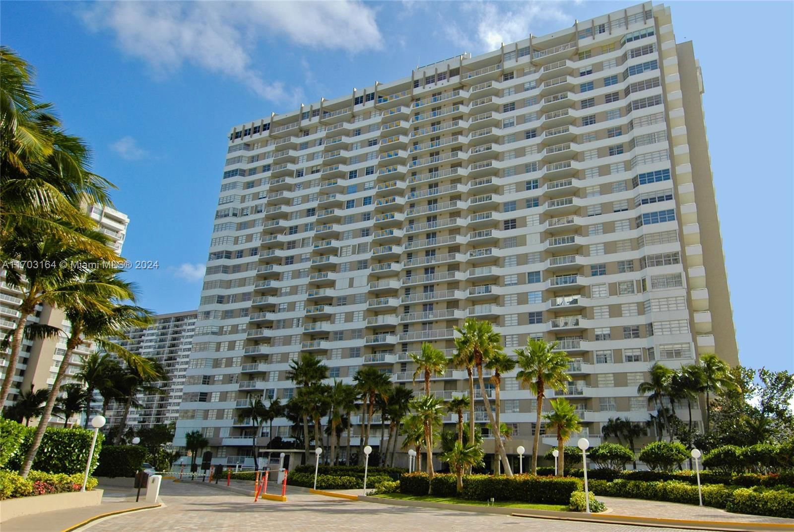 Real estate property located at 1985 Ocean Dr #2F, Broward, HEMISPHERES CONDO, Hallandale Beach, FL