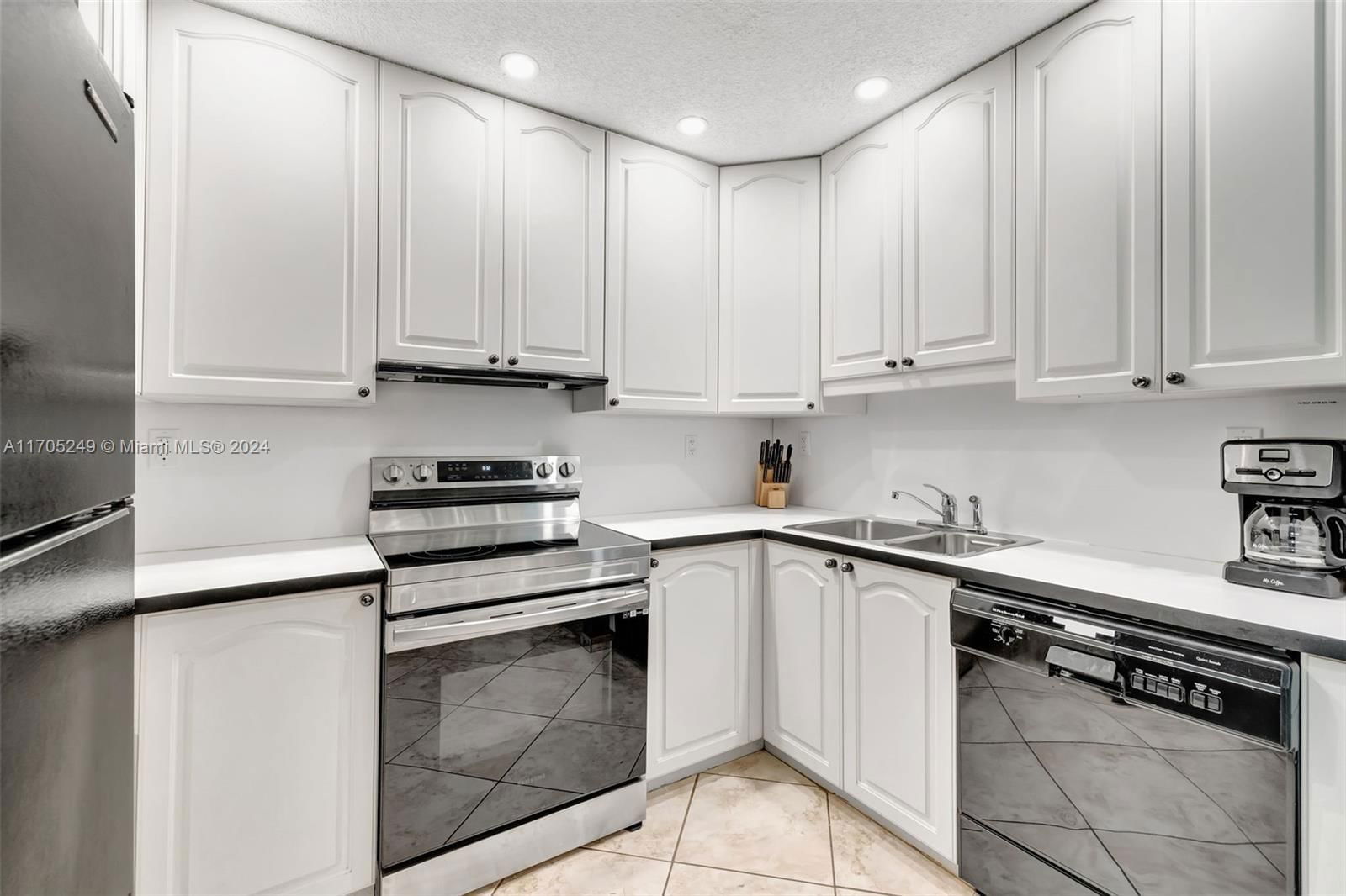 Real estate property located at 221 9th Ave #211, Broward, Pompano Place Condo, Pompano Beach, FL
