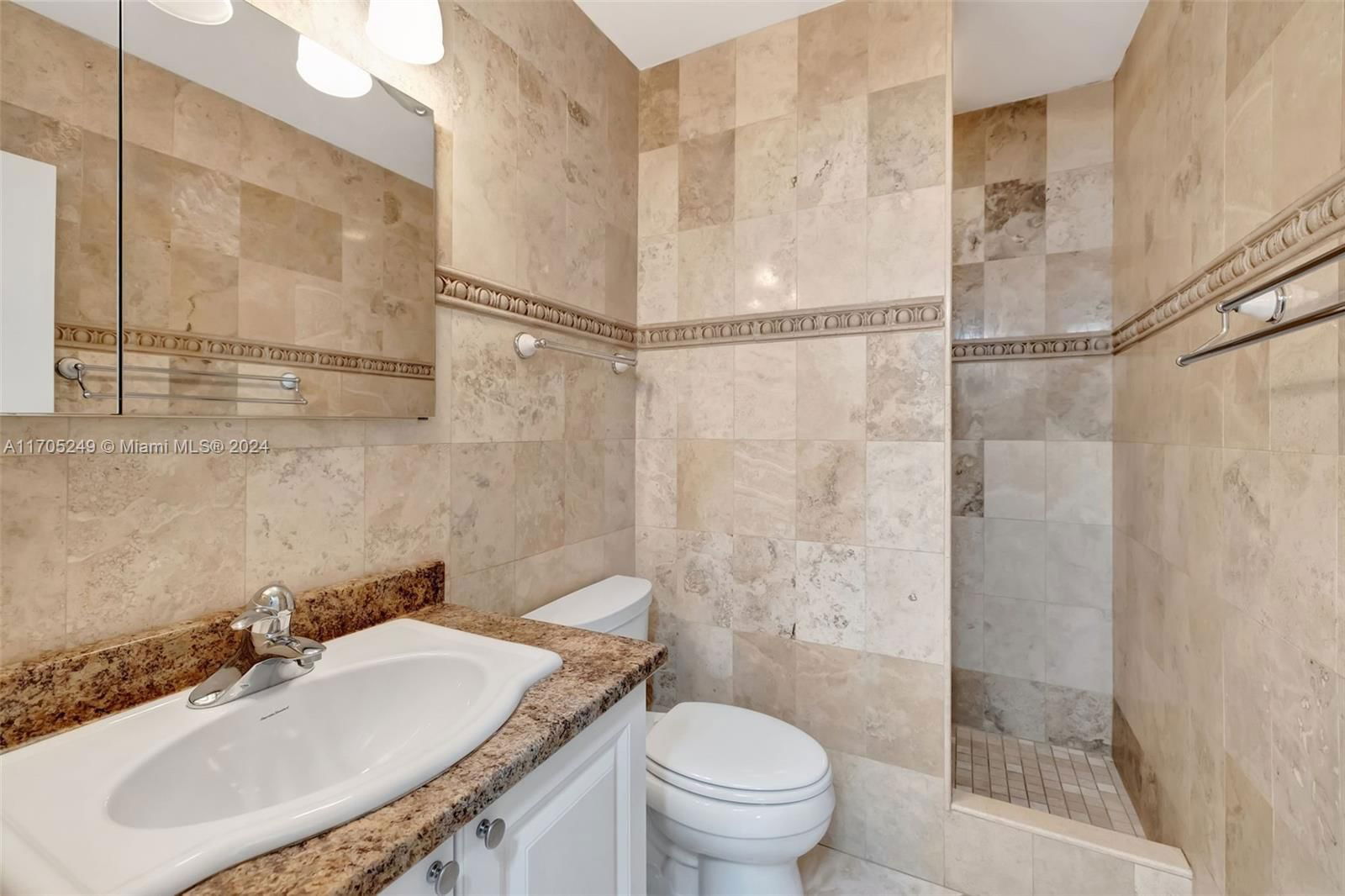 Real estate property located at 221 9th Ave #211, Broward, Pompano Place Condo, Pompano Beach, FL