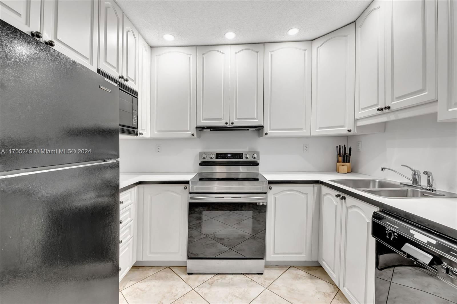 Real estate property located at 221 9th Ave #211, Broward, Pompano Place Condo, Pompano Beach, FL