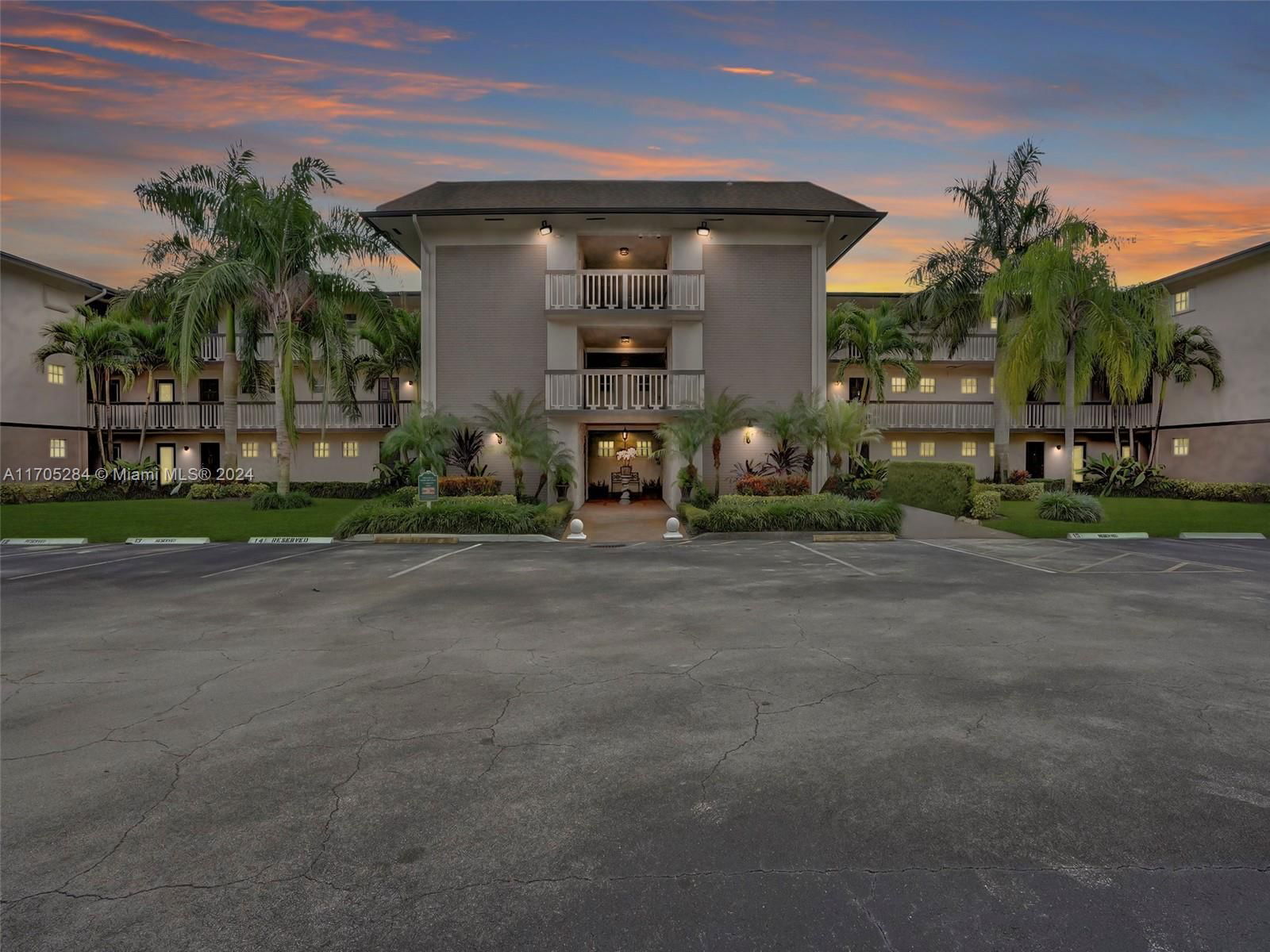 Real estate property located at 4900 Washington St #203, Broward, HILLCREST COUNTRY CLUB AP, Hollywood, FL