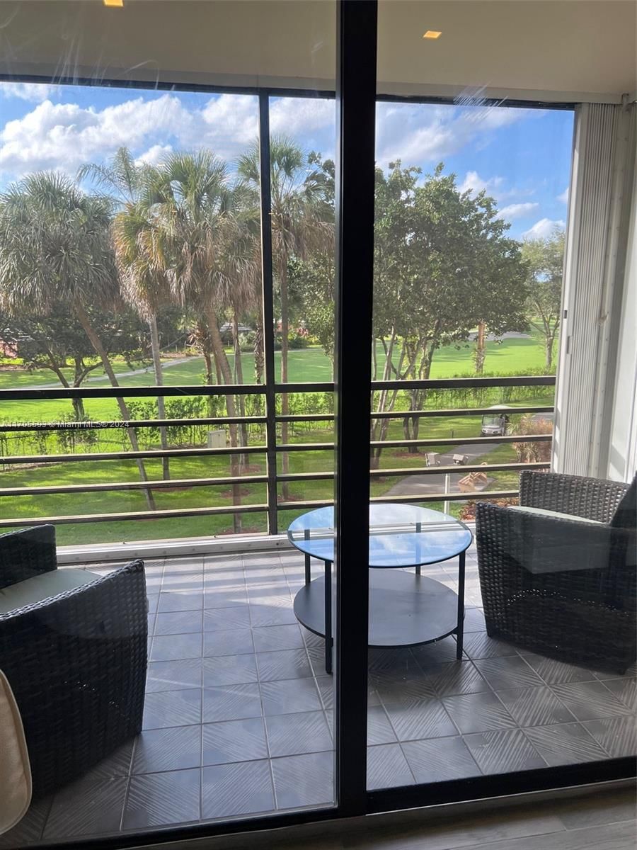 Real estate property located at 1400 Saint Charles Pl #323, Broward, PARK PLACE CONDOMINIUM NO, Pembroke Pines, FL