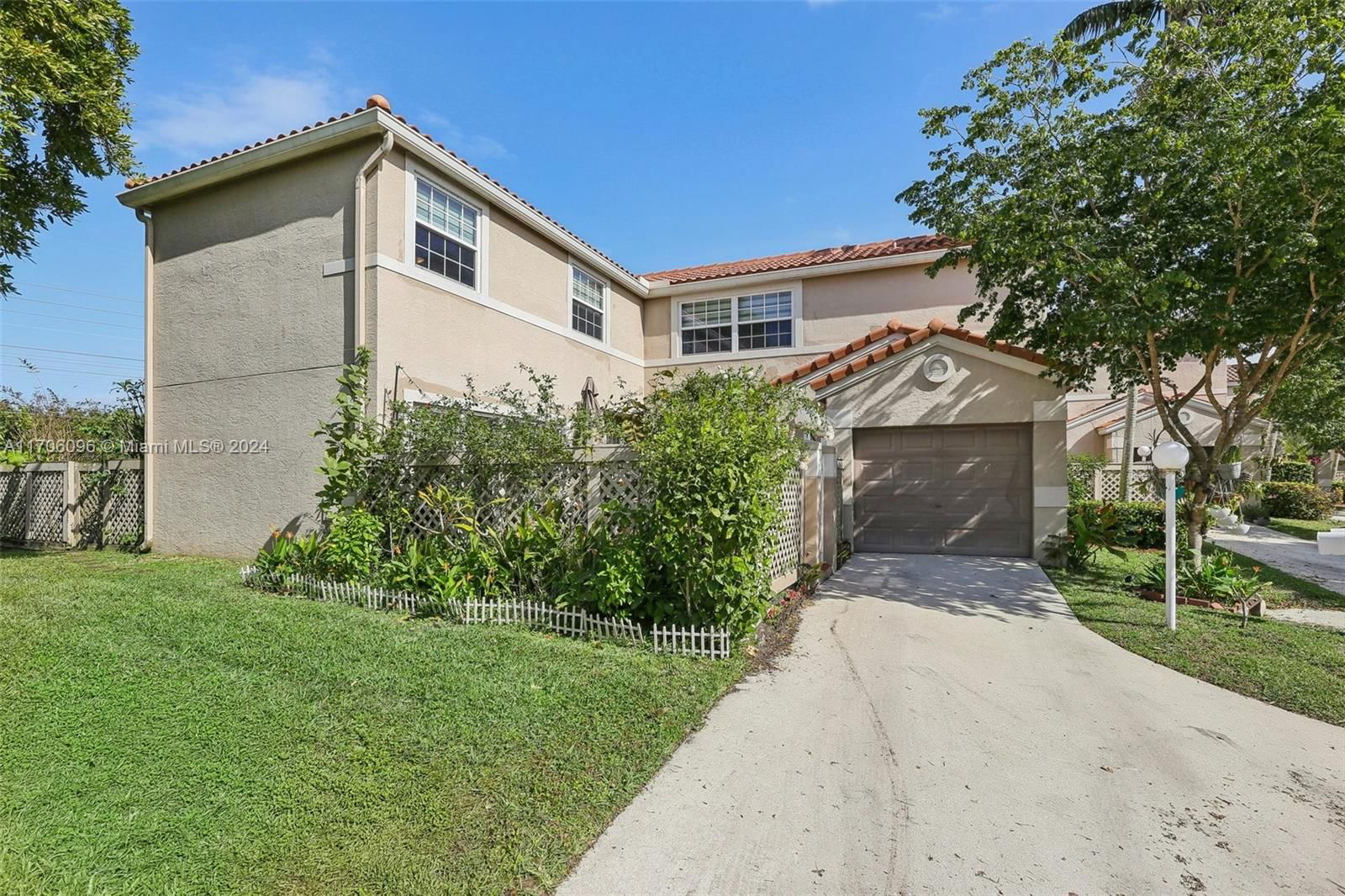 Real estate property located at 10949 Mainsail Dr, Broward, EMBASSY LAKES, Cooper City, FL