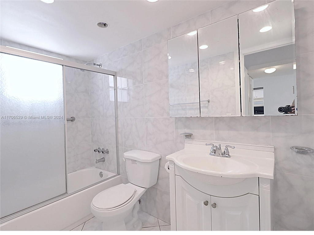 Real estate property located at 421 14th Ave #203, Broward, Meadowbrook Condo Apts Bl, Hallandale Beach, FL