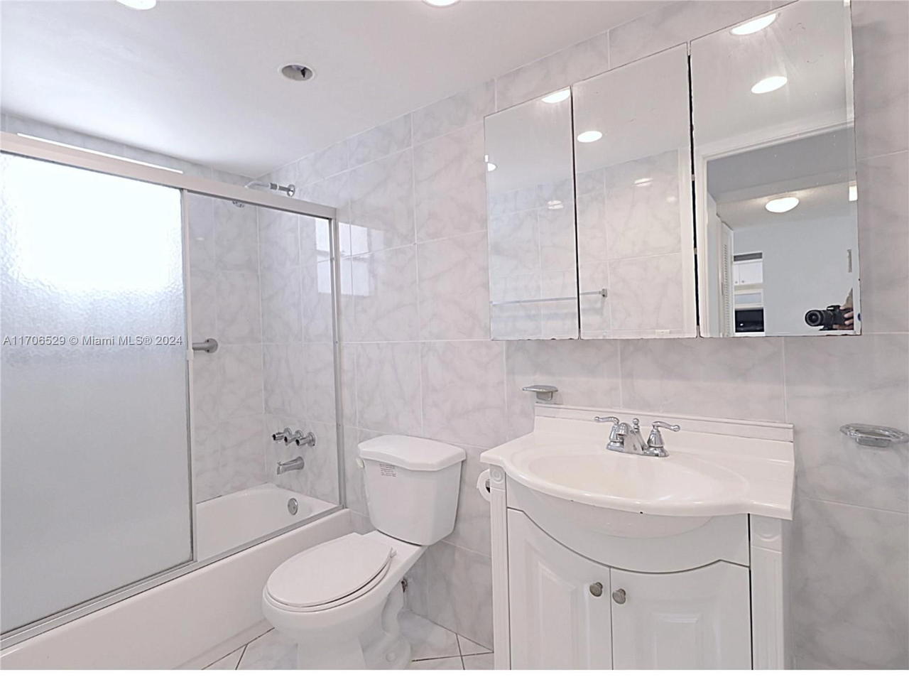Real estate property located at 421 14th Ave #203, Broward, Meadowbrook Condo Apts Bl, Hallandale Beach, FL