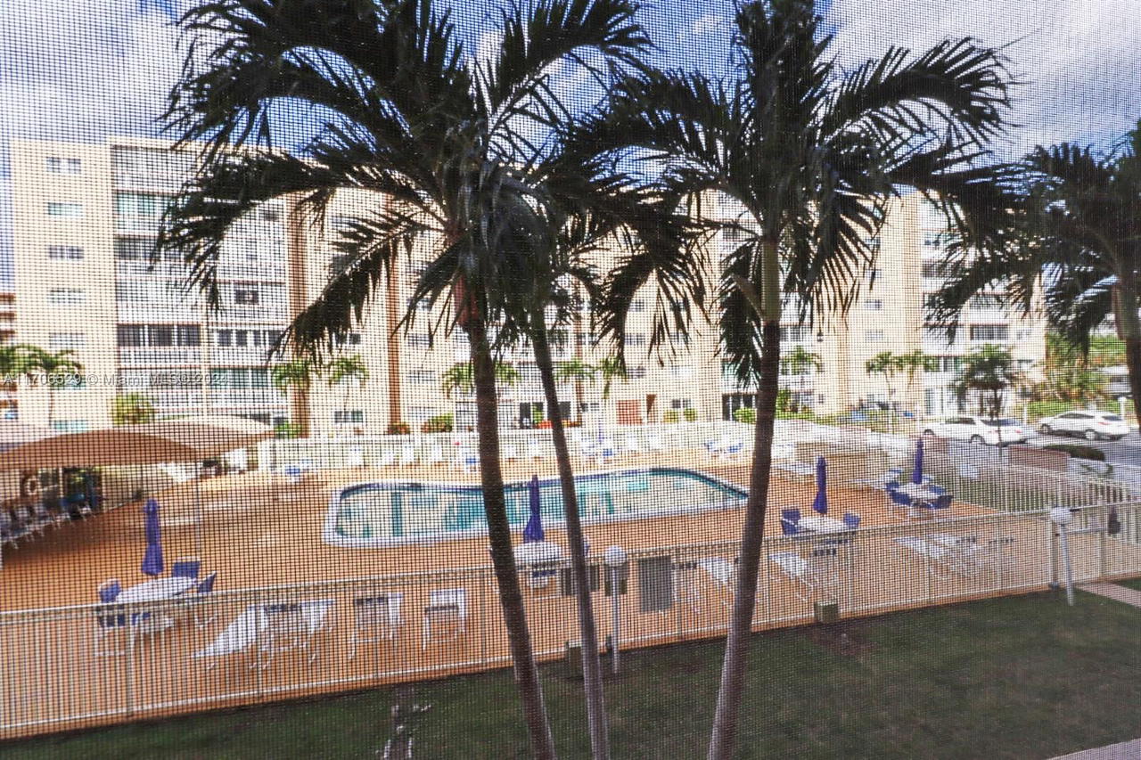 Real estate property located at 421 14th Ave #203, Broward, Meadowbrook Condo Apts Bl, Hallandale Beach, FL