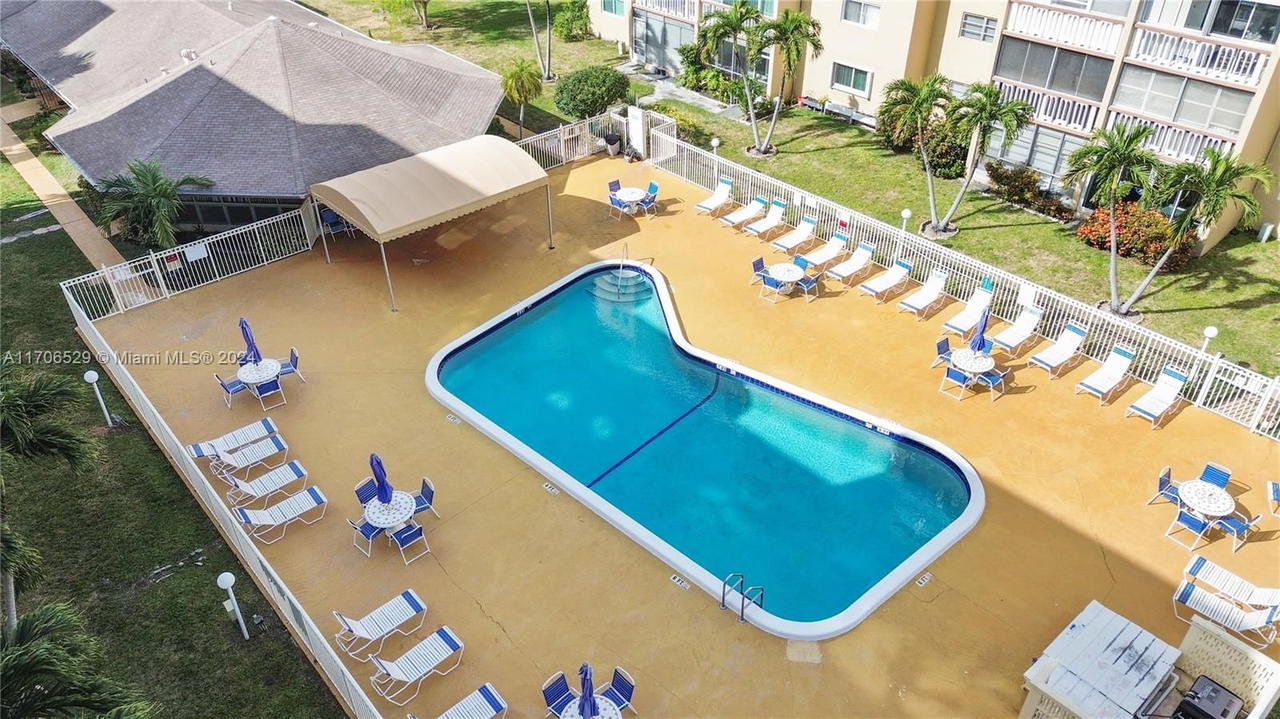 Real estate property located at 421 14th Ave #203, Broward, Meadowbrook Condo Apts Bl, Hallandale Beach, FL