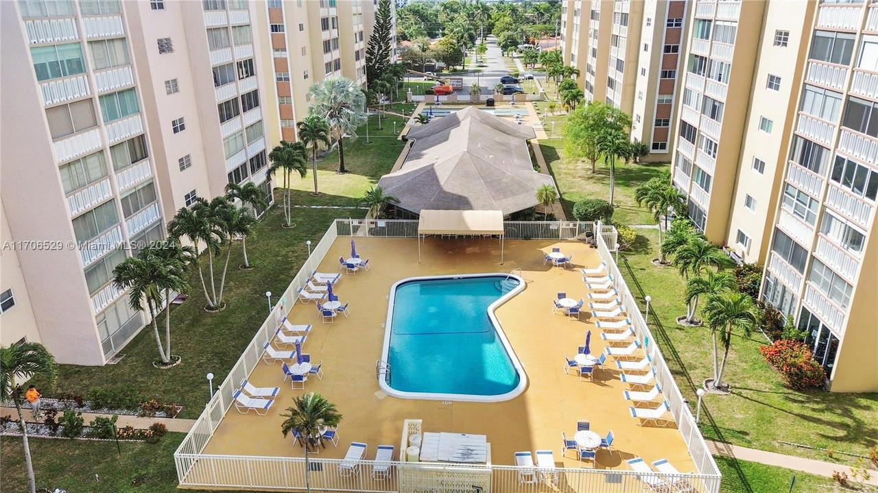 Real estate property located at 421 14th Ave #203, Broward, Meadowbrook Condo Apts Bl, Hallandale Beach, FL