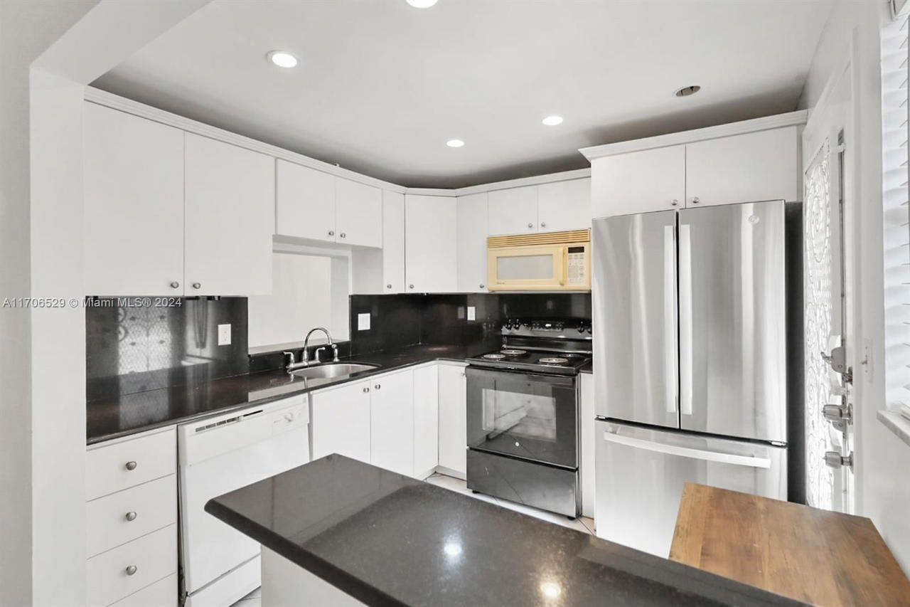 Real estate property located at 421 14th Ave #203, Broward, Meadowbrook Condo Apts Bl, Hallandale Beach, FL