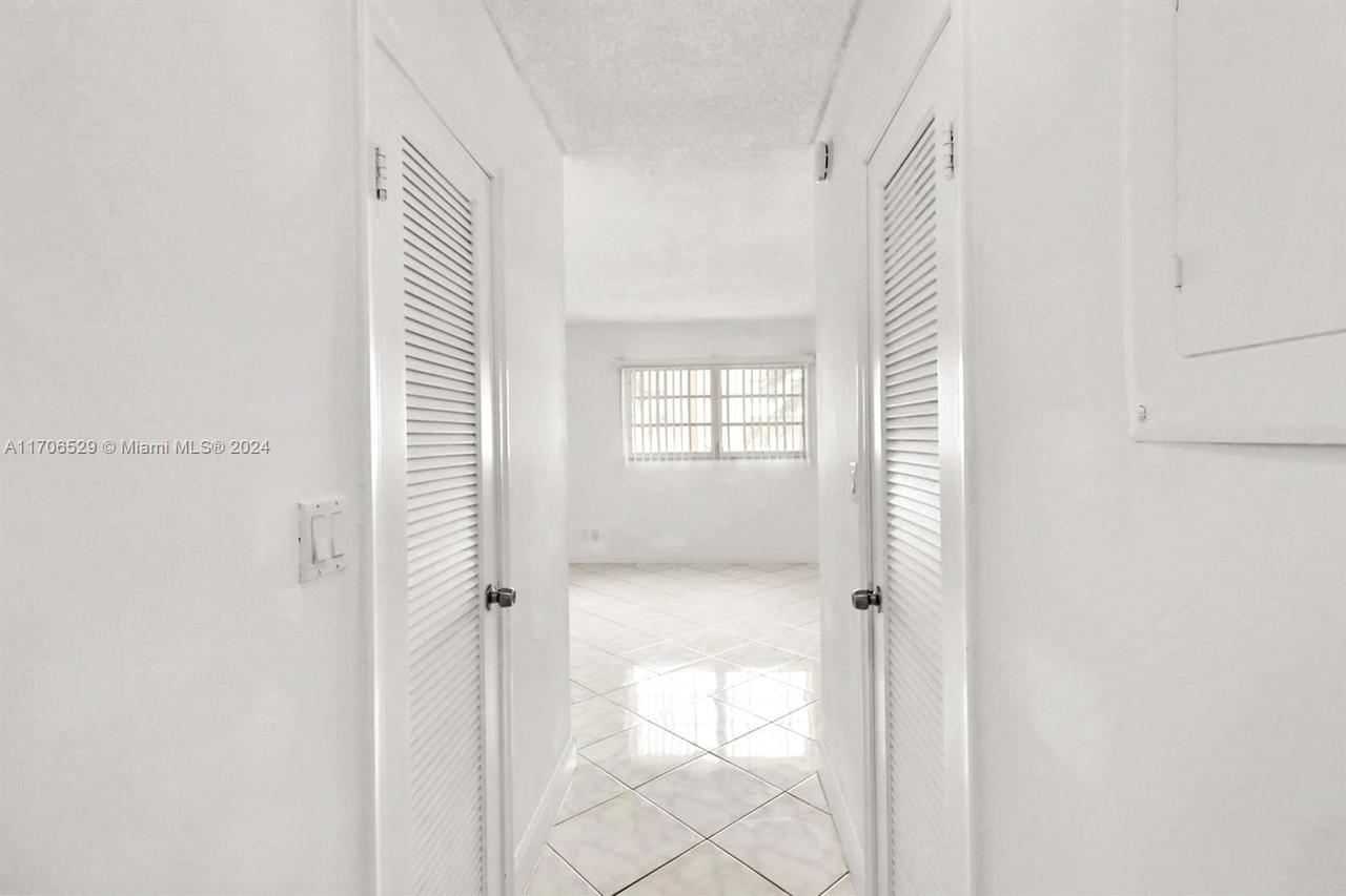 Real estate property located at 421 14th Ave #203, Broward, Meadowbrook Condo Apts Bl, Hallandale Beach, FL