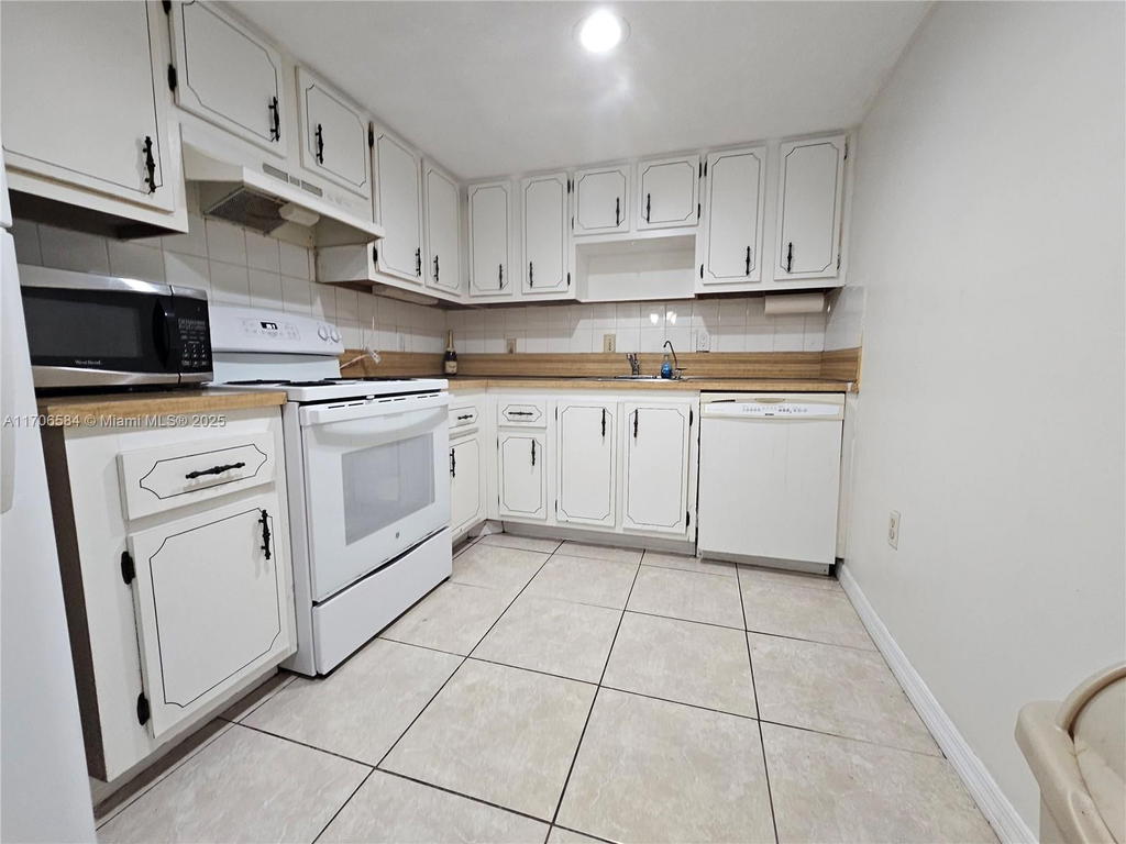 Real estate property located at 1681 70th Ave #303, Broward, Omega Condo No 1, Plantation, FL