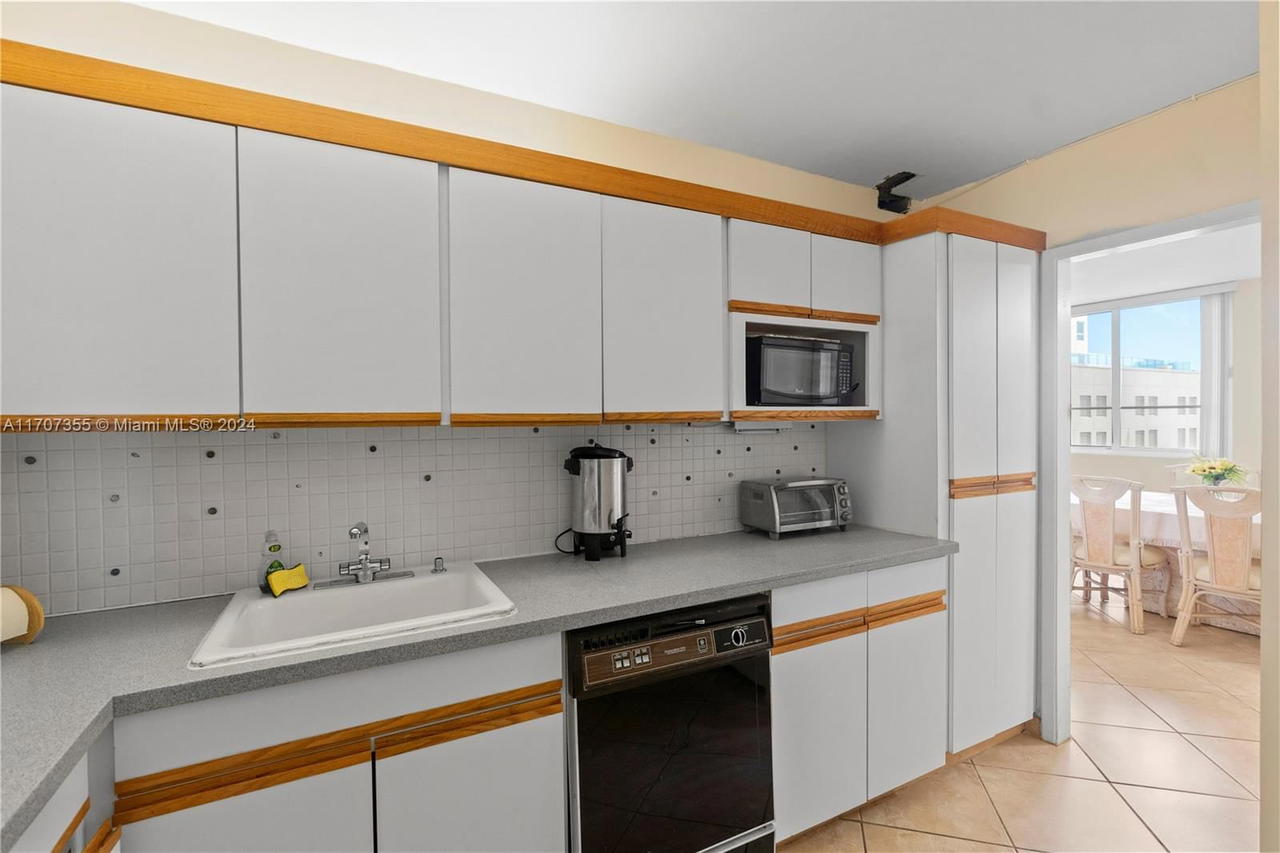 Real estate property located at 5005 Collins Ave #425, Miami-dade, The Carriage Club North, Miami Beach, FL