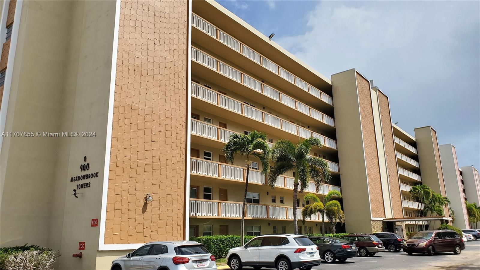 Real estate property located at 900 12th Ave #207, Broward, MEADOWBROOK CONDO APTS BL, Hallandale Beach, FL