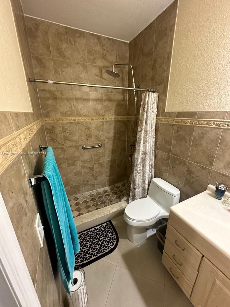 Real estate property located at 7050 177th St #107-11, Miami-dade, Shoma Homes At Country Cl, Hialeah, FL
