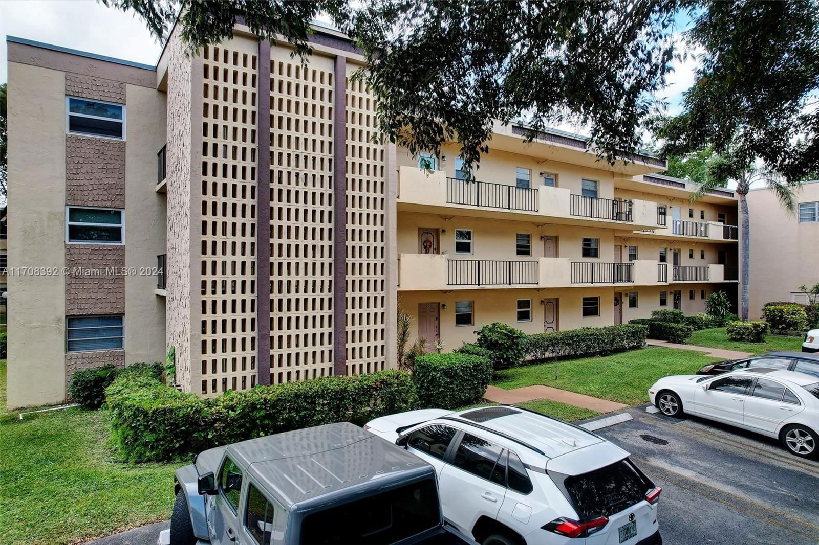 Real estate property located at 100 Ashbury Rd #203, Broward, BERKLEY HOUSE OF CARRIAGE, Hollywood, FL