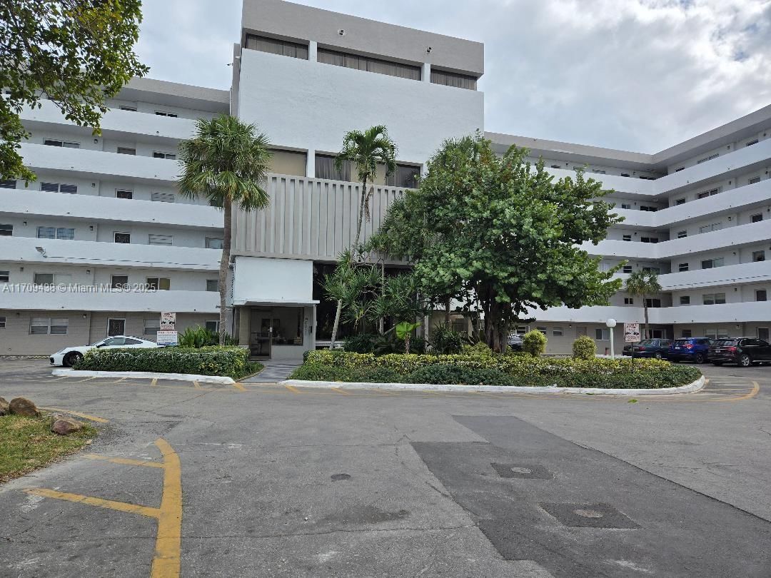 Real estate property located at 4000 169th St #401, Miami-dade, Eden Point South Condo, North Miami Beach, FL