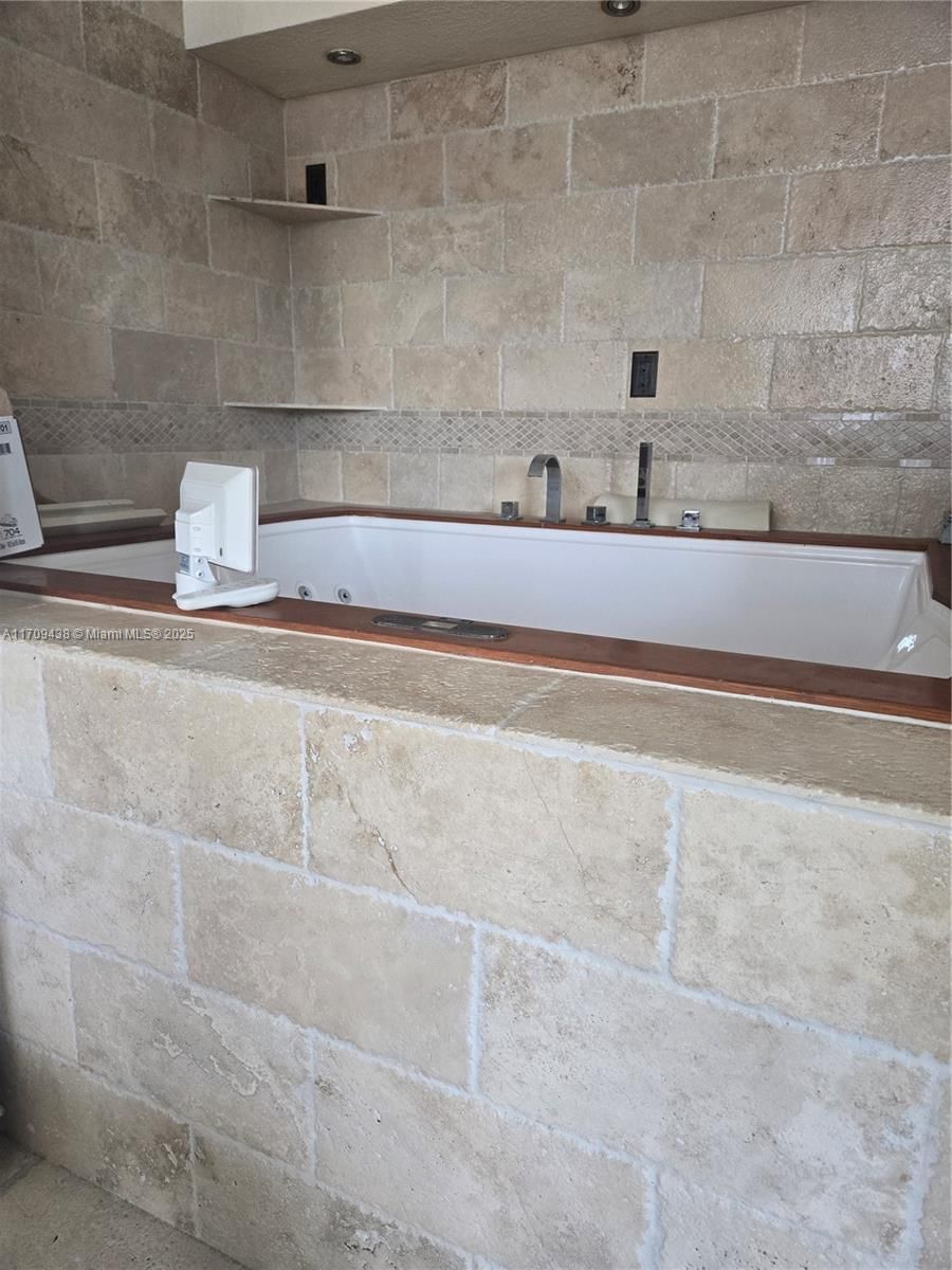 Real estate property located at 4000 169th St #401, Miami-dade, Eden Point South Condo, North Miami Beach, FL
