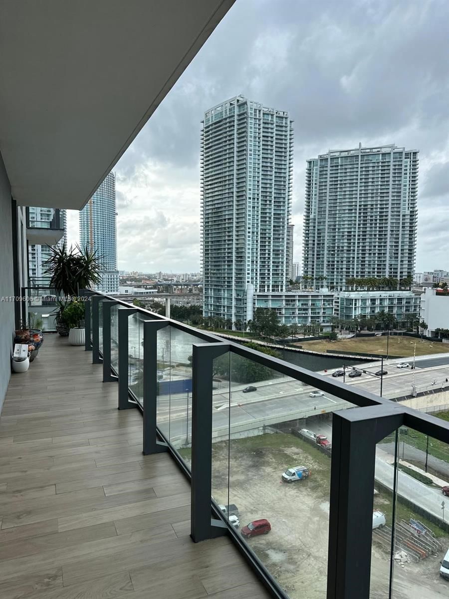 Real estate property located at 68 6th St #811, Miami-Dade, REACH CONDO, Miami, FL