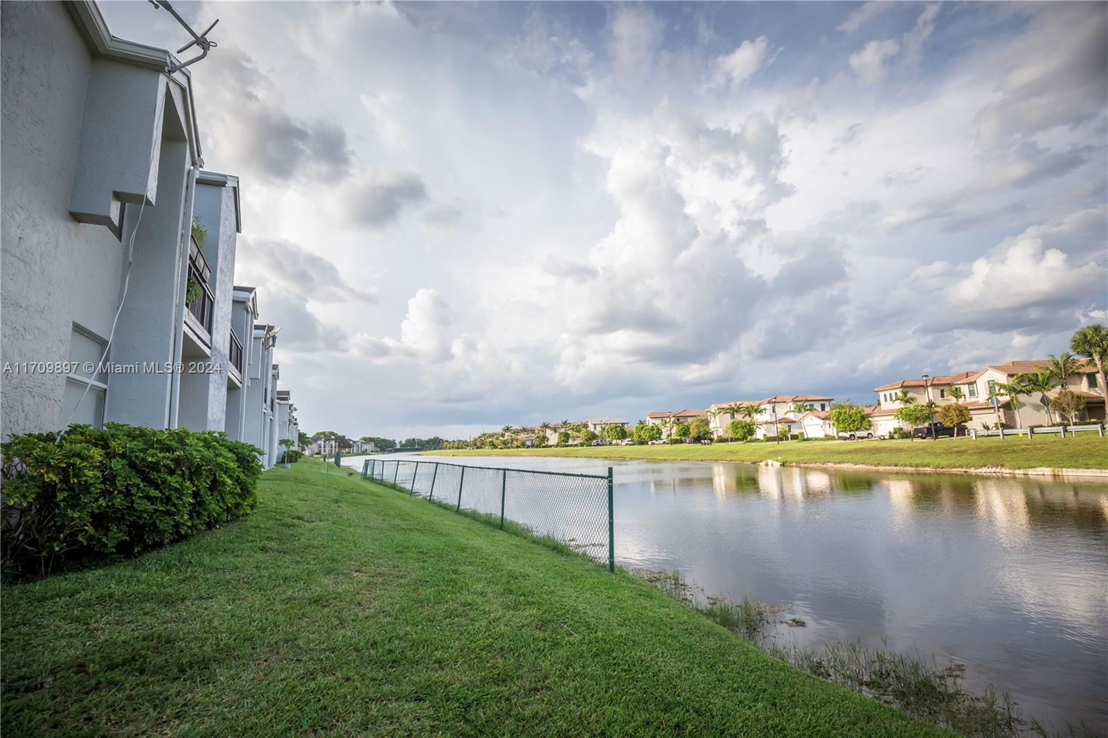 Real estate property located at 885 113th Way #885, Broward, FAIRWAY GREENS CONDO HOME, Pembroke Pines, FL