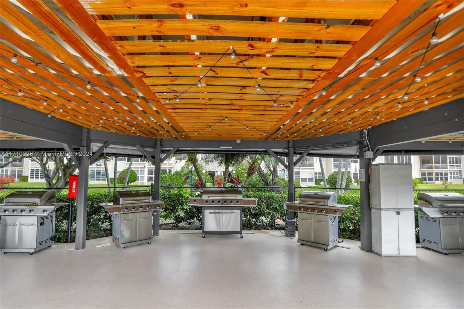 Real estate property located at 3400 48th Ave #508, Broward, Umbra Gardens Condo, Lauderdale Lakes, FL