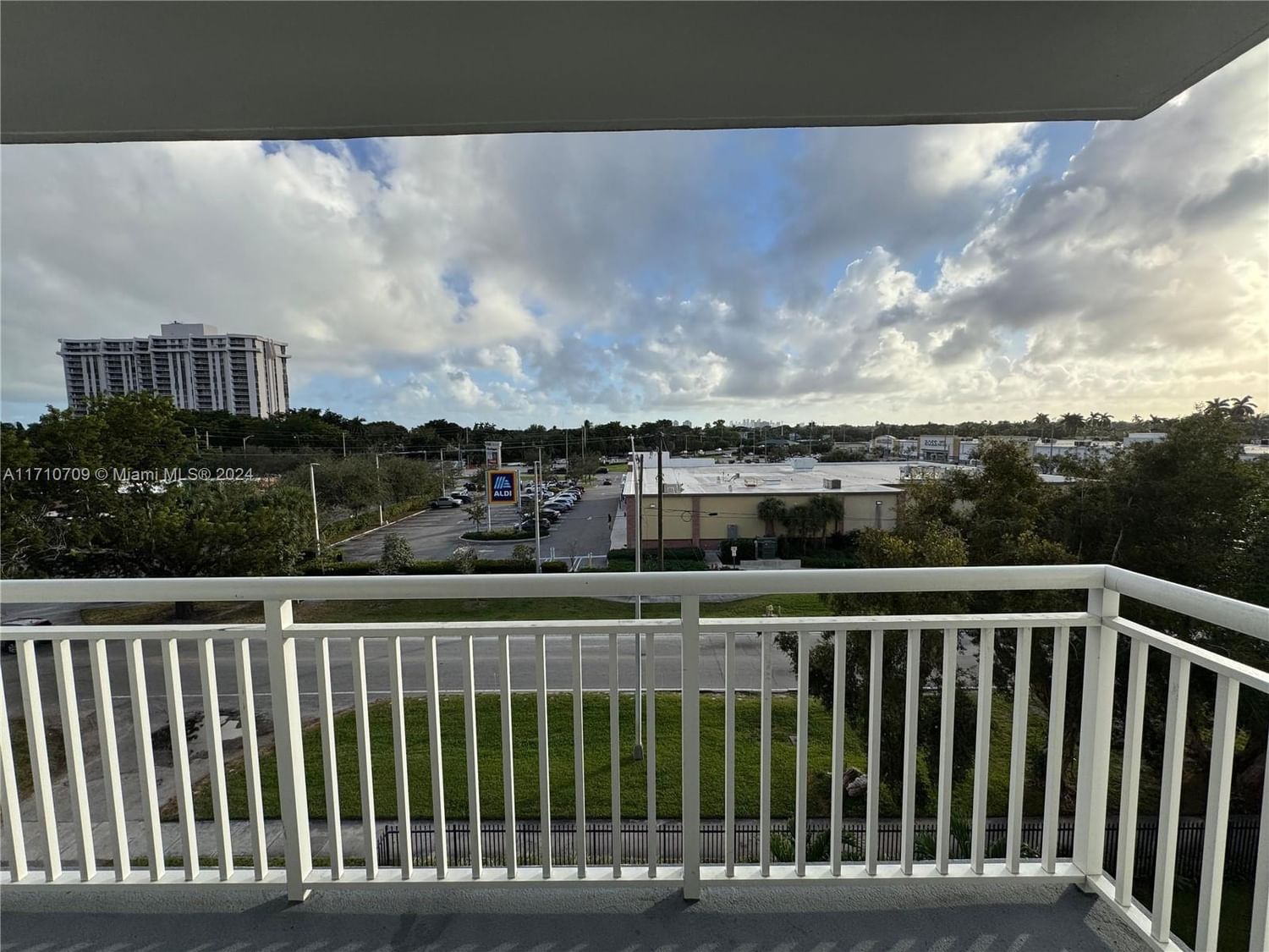 Real estate property located at 1251 108th St #501, Miami-Dade, HARBOUR POINTE OF MIAMI C, Miami, FL