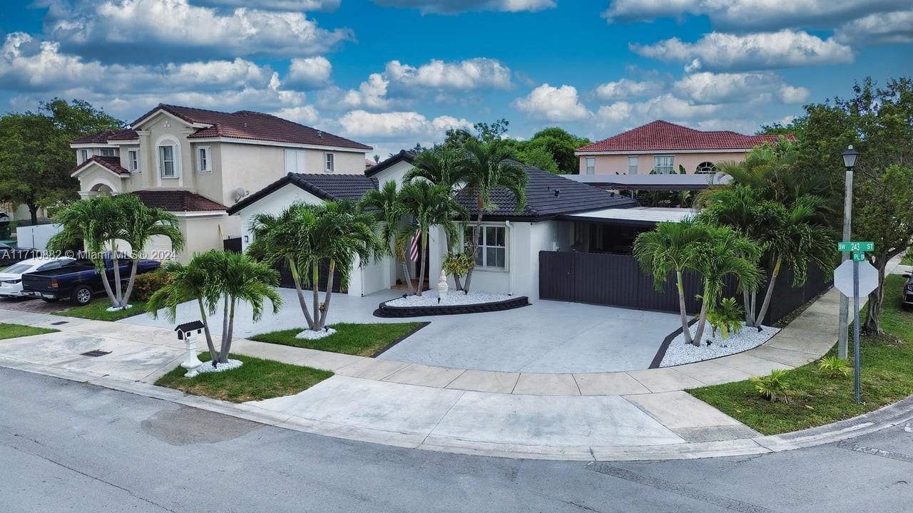 Real estate property located at 24233 107th Ct, Miami-Dade, BLUEWATERS SUBDIVISION, Homestead, FL