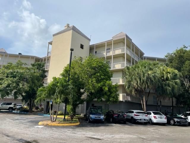 Real estate property located at 8290 Lake Dr #517, Miami-Dade, LAS VISTAS AT DORAL CONDO, Doral, FL