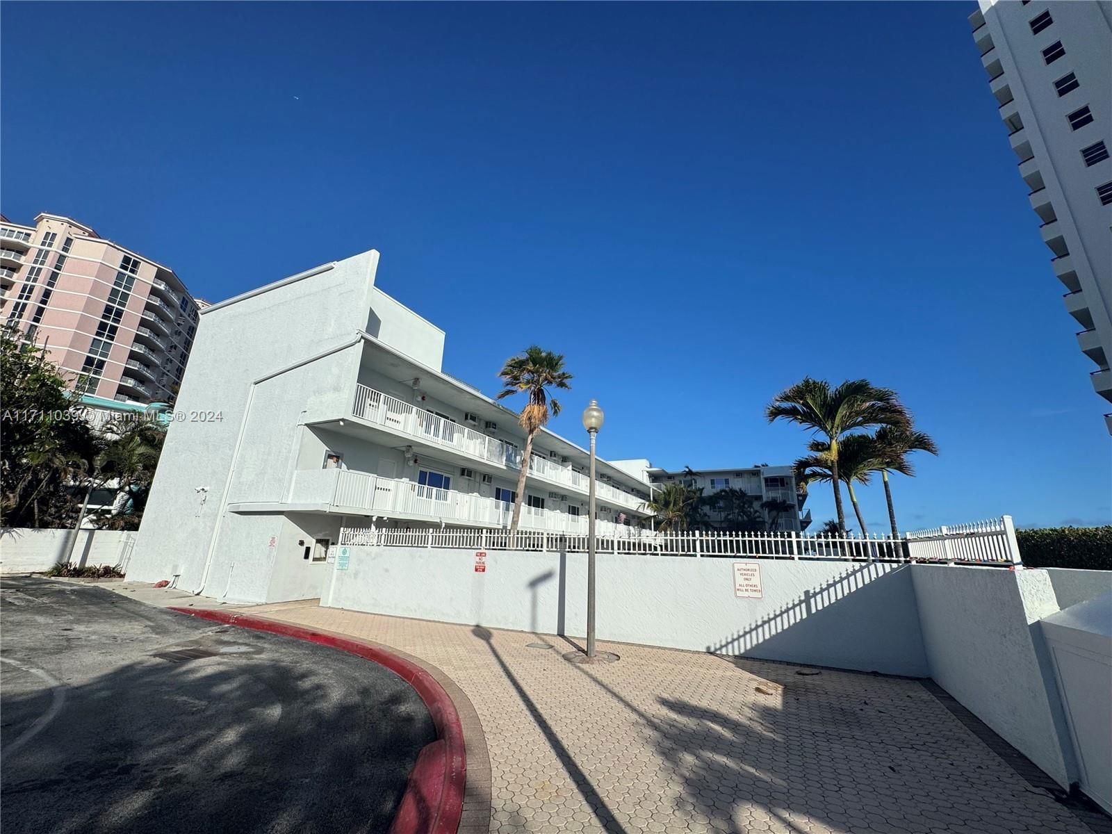 Real estate property located at 1480 Ocean Blvd #302, Broward, INTERNATIONAL STUDIO APT, Lauderdale By The Sea, FL