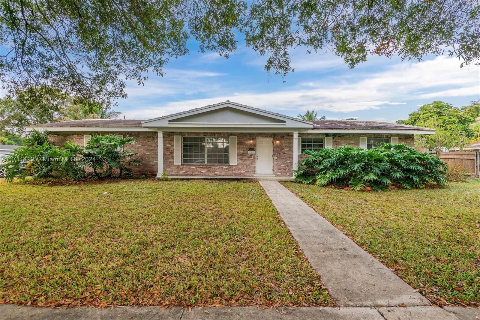 Real estate property located at 921 200th Ter, Miami-dade, Sierra Mirada Sec 2 4th A, Miami Gardens, FL