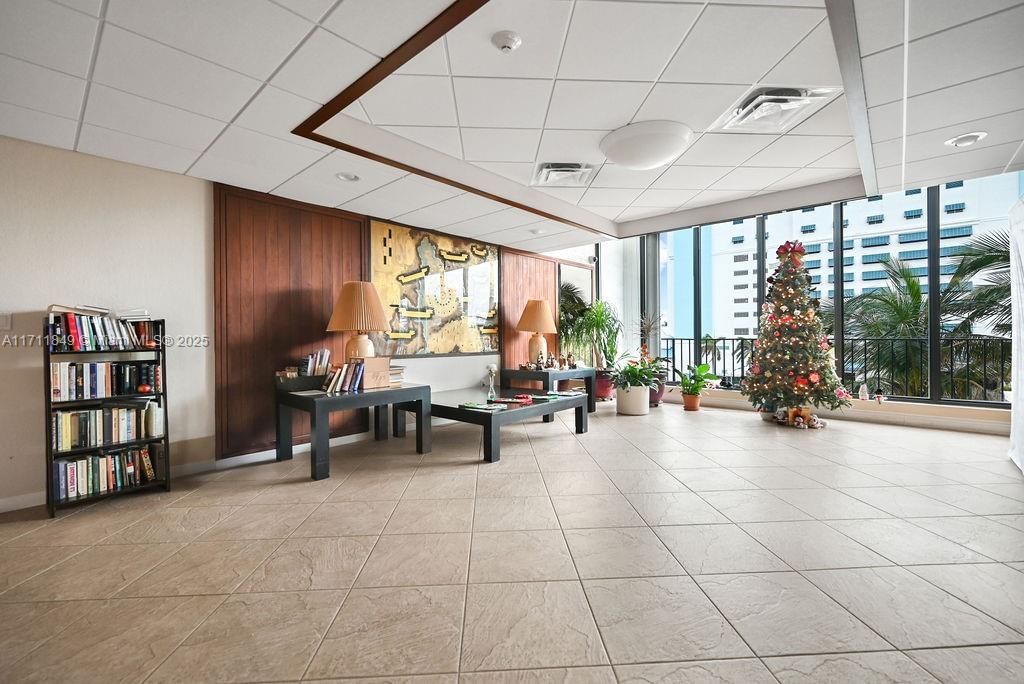 Real estate property located at 322 Buchanan St #1008, Broward, Crystal Tower Inc Condo, Hollywood, FL